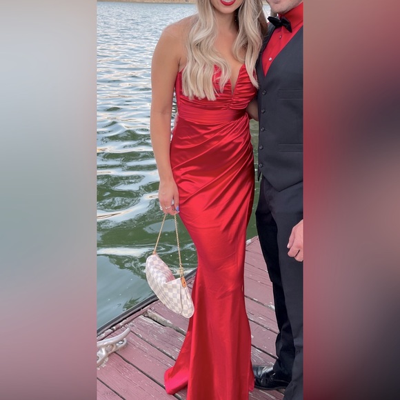 Gorgeous red dress - Picture 4 of 4